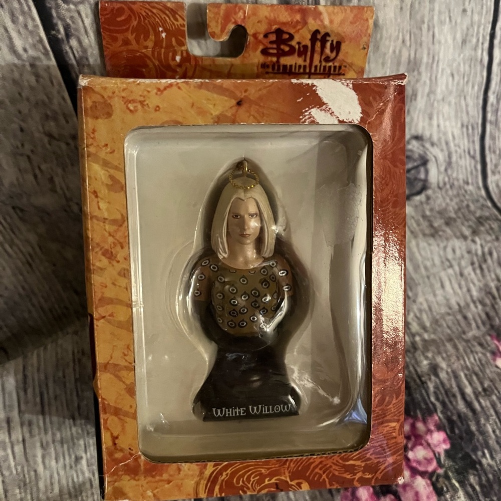 2004 DIAMOND SELECT TOYS Buffy The Vampire Slayer “White Willow” Ornament